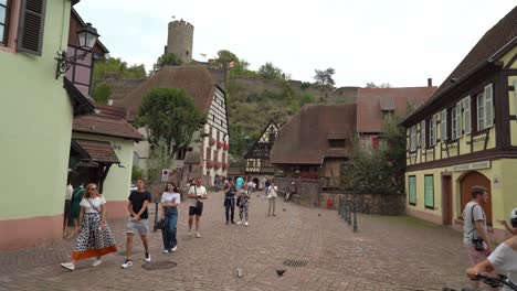 Die-Lage-Von-Kaysersberg,-Seine-Seltsame-Silhouette-Und-Seine-Zahlreichen-Bauwerke-Aus-Der-Vergangenheit-Machen-Es-Zu-Einer-Der-Schönsten-Städte-Unter-Den-Städten-Des-Elsässischen-Weinbergs