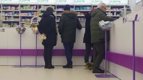 Gente-Esperando-En-El-Mostrador-De-La-Farmacia.