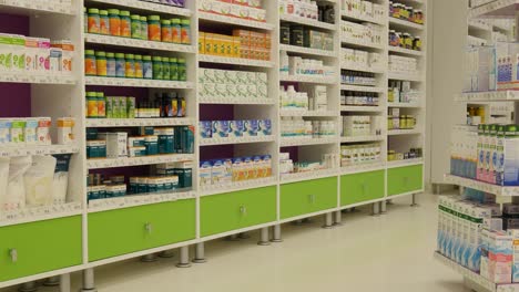 Estante-Farmacéutico.-Dentro-Del-Negocio-De-Farmacia