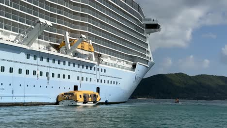 Royal-Caribbean,-Kreuzfahrtschiff-Spectrum-Of-The-Seas-Angedockt-Und-Malerische-Landschaften-Von-Nha-Trang,-Vietnam