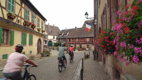 Die-Gepflasterten-Straßen-Von-Kientzheim-Verteilen-Fachwerkhäuser,-Wandgemälde-Und-Sonnenuhren