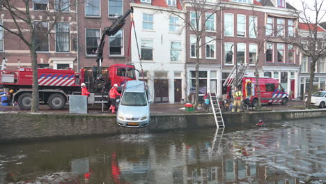 Operación-De-Recuperación-Invernal-Realizada-Por-Los-Bomberos-De-Un-Coche-Hundido-En-El-Canal-Helado-De-La-Ciudad