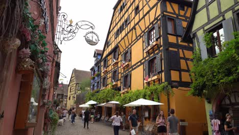 La-Calle-Principal-Cruza-El-Pueblo-De-Riquewihr-Y-Le-Ofrecerá-Un-Festival-De-Hermosas-Casas-Medievales.