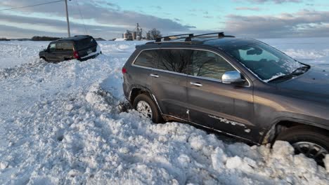 Jeep-Fahrzeuge-Stecken-Bei-Schneesturm-Fest