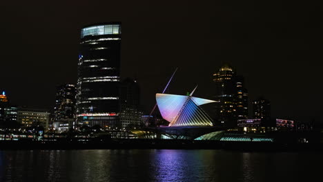 Closing-Wings-on-the-illuminated-Milwaukee-Art-Museum,-vibrant-evening-in-USA