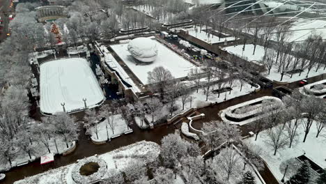 Vista-Aérea-Hacia-El-Frijol,-Puerta-De-Nubes-Nevadas,-Nublado,-Día-De-Invierno-En-Chicago,-Estados-Unidos