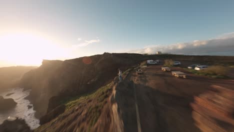 FPV-Drohne-Kreuzt-Bei-Sonnenaufgang-Am-Rande-Der-Bergkette-Am-Strand-Von-Ponta-Do-Rosto