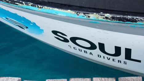 Primer-Plano-Del-Nombre-Y-El-Logotipo-De-La-Empresa-Soul-Scuba-Divers-En-Un-Barco-De-Buceo-En-Raja-Ampat,-Papúa-Occidental,-Indonesia