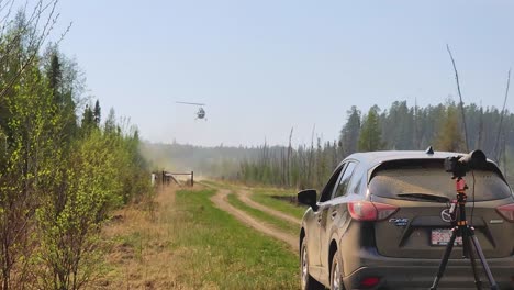 Hubschrauber-Stürzt-In-Der-Nähe-Einer-Unbefestigten-Straße-Ab-Und-Landet-In-Der-Nähe-Eines-Waldbrandes