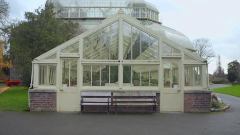 La-Vista-Exterior-De-Los-Invernaderos-Del-Jardín-Botánico-Nacional-De-Glasnevin.