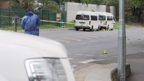 Detective-Sudafricano-Del-CSI-Ve-La-Escena-Del-Homicidio-En-Un-Taxi