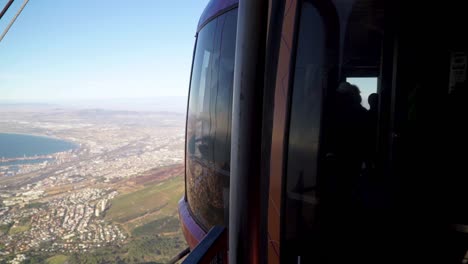 Toma-De-La-Puerta-De-La-Góndola-Del-Teleférico-Cerrándose-En-Preparación-Para-Llevar-A-Los-Turistas-Desde-La-Cima-De-La-Montaña-De-La-Mesa-De-Ciudad-Del-Cabo.