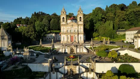 Dos-Personas-Subiendo-Las-Escaleras-De-Bom-Jesus-En-Braga,-Norte-De-Portugal,-Durante-La-Puesta-De-Sol,-Toma-Aérea