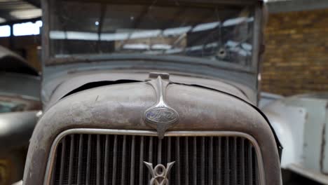 Antigua-Parrilla-Del-Radiador-Oxidada-Y-Parte-Delantera-De-Un-Coche-Clásico-En-Un-Garaje-De-Almacenamiento