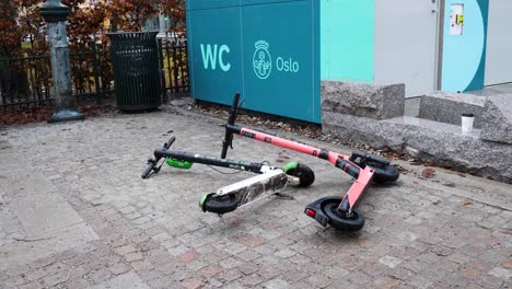 Scooters-Eléctricos-Que-La-Gente-Puede-Alquilar-En-Oslo,-Noruega,-Para-Un-Transporte-Limpio-Y-Económico-En-La-Ciudad