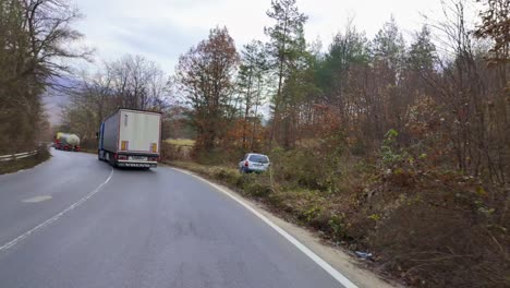 Imágenes-De-Un-Camión-Europeo-Conduciendo-Por-Las-Curvas-Y-Curvas-De-La-Carretera-E871-A-Principios-De-Invierno.