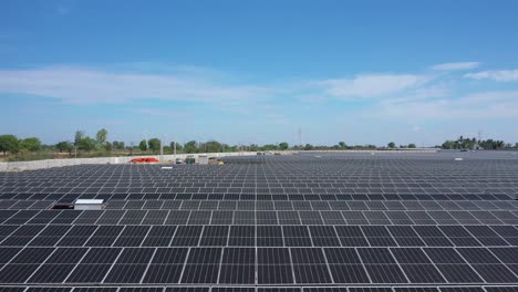 Vista-Aérea-De-Drones-Cámara-De-Drones-Moviéndose-Hacia-Atrás-Mostrando-Una-Gran-Central-Eléctrica-Y-Muchos-Paneles-Solares