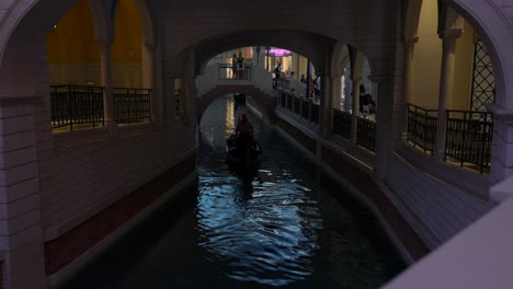 Eine-Gondelfahrt-Auf-Dem-Kanal-Im-Venetian-Casino-Hotel-And-Resort-In-Las-Vegas,-Nevada