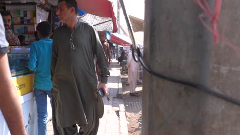 Busy-walkway-in-Saddar-Bazar,-Karachi-Pakistan