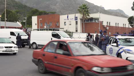 La-Policía-Metropolitana-Asiste-A-La-Escena-Del-Crimen-Fuera-De-La-Comisaría-De-Hout-Bay.