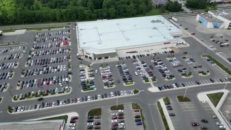 Antena-De-Drone-Del-Supercentro-De-Compras-Mayoristas-De-Costco,-Estacionamiento-De-Tiendas-Grandes