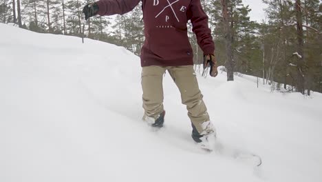 Snowboarder-Fährt-Pulverschnee-Auf-Dem-Berg---Zeitlupe