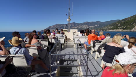 Turistas-Y-Turistas-A-Bordo-De-Un-Barco-Recorriendo-La-Costa-De-Amalfi,-En-El-Sur-De-Italia,-En-Un-Hermoso-Día