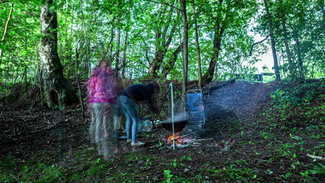 Un-Grupo-De-Personas-Cocinando-Al-Aire-Libre-Mientras-Acampan-En-Medio-Del-Bosque