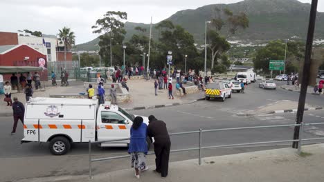 Bystanders-viewing-taxi-violence-crime-scene-in-Cape-Town,-South-Africa