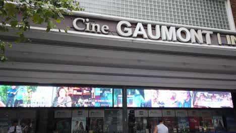 Establecimiento-De-Entrada-Al-Popular-Escaparate-Independiente-Del-Cine-Gaumont-En-La-Ciudad