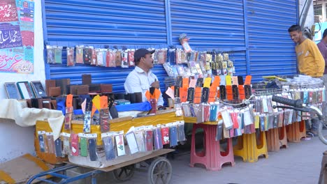 Puesto-De-Accesorios-Móviles-En-Saddar-Bazar,-Karachi