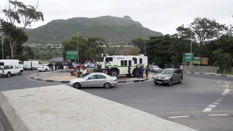 Polizeieinheit-Für-öffentliche-Ordnung-Und-Nyala-Patrouillieren-In-Hout-Bay,-Südafrika