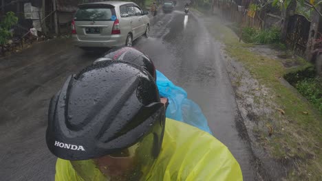 Un-Hombre-Y-Una-Mujer-Viajan-En-Motocicleta-En-Bali-Durante-Una-Tormenta-Monzónica