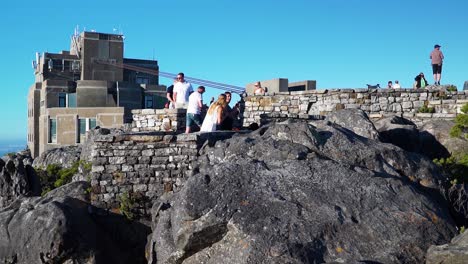 Los-Turistas-Fuera-De-La-Estación-Del-Teleférico-En-La-Cima-De-La-Montaña-De-La-Mesa-Contemplan-Las-Hermosas-Vistas-De-Ciudad-Del-Cabo.