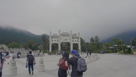 Ngong-Ping-Village-Hauptplatz,-Während-Touristen-Und-Besucher-An-Einem-Bewölkten-Tag-Fotos-Machen-Und-Herumlaufen