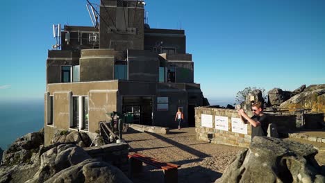 Touristen-Vor-Der-Seilbahnstation-Auf-Dem-Tafelberg-Blicken-Auf-Die-Wunderschöne-Aussicht-Auf-Kapstadt