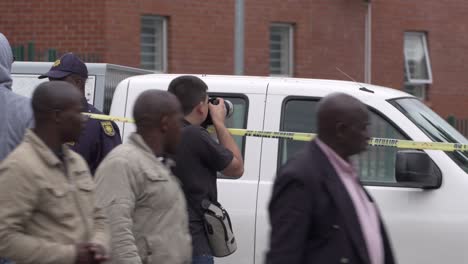 Un-Fotoperiodista-Toma-Fotografías-En-La-Escena-Del-Asesinato-Por-Violencia-En-Un-Taxi-En-Hout-Bay,-Ciudad-Del-Cabo,-Sudáfrica