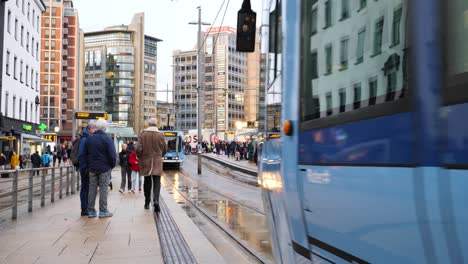 An-Einem-Nassen-Wintertag-Fährt-Die-Elektrische-Straßenbahn-Aus-Dem-Hauptbahnhof-In-Der-Innenstadt-Von-Oslo,-Norwegen