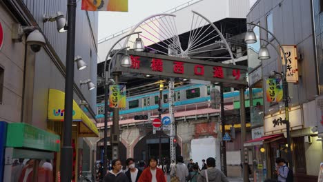 Toma-De-Fondo-Estática-En-Cámara-Lenta-De-Calles-Concurridas-En-Tokio