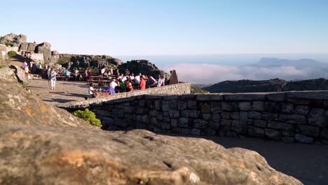 Los-Turistas-Se-Mezclan-En-El-Mirador-En-La-Cima-De-La-Montaña-De-La-Mesa-En-Sudáfrica.