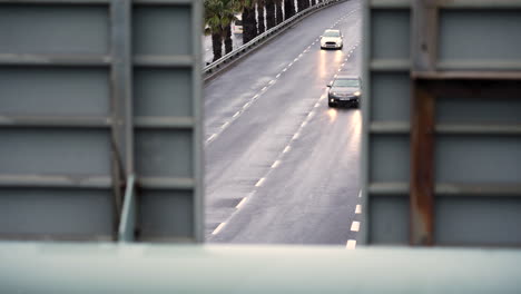 Día-Frío-Y-Sombrío-De-Invierno-En-Ciudad-Del-Cabo-Mientras-Los-Vehículos-De-Motor-Circulan-Bajo-La-Lluvia-En-Una-Carretera-Mojada-Hacia-La-Ciudad