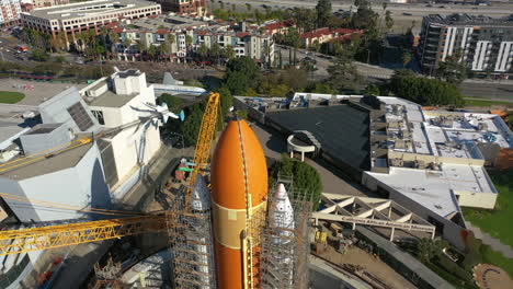 Drone-Volando-Hacia-Atrás-Sobre-Un-Cohete-Espacial,-En-El-Sciencenter-De-California-En-Los-Ángeles.