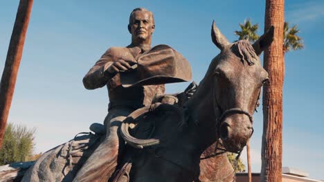 Palm-Springs-commemorative-sculpture-statue-of-the-iconic-major-riding-a-horse