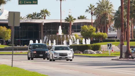 Carretera-De-Tráfico-De-Palm-Springs-Con-Pintorescas-Fuentes-De-Agua-En-El-Distrito-Residencial