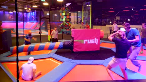 Ein-Wettbewerb-In-Einem-Indoor-Trampolinpark,-Bei-Dem-Es-Darum-Geht,-Einem-Arm-Auszuweichen,-Der-Sich-Zufällig-Dreht