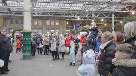 Familien-Versammelten-Sich-Am-Bahnhof-Waverley,-Um-An-Der-Fahrt-Mit-Dem-Polarexpress-Teilzunehmen