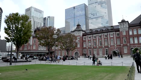 Zentraler-Bahnhof-Tokio,-Vom-Marunouchi-Platz-Aus-Gesehen,-Mit-Leuten,-Die-Sich-In-Der-Nähe-Amüsieren-Und-Entspannen