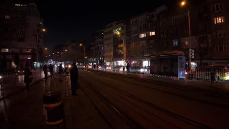 Hermosas-Imágenes-Nocturnas-De-Un-Tranvía-Rojo,-El-Número-22,-Llegando-A-La-Parada-De-Tranvía-De-Poduyane-Por-La-Noche.