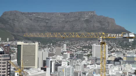 Ein-Turmdrehkran-Arbeitet-Auf-Einer-Städtischen-Hochhausbaustelle-Mit-Dem-Tafelberg-Im-Hintergrund