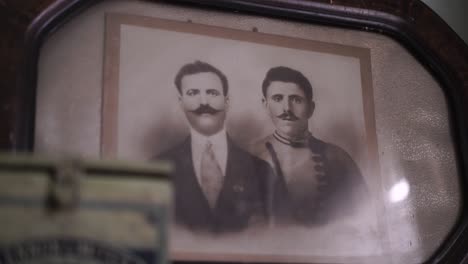 Sartén-Desde-Una-Antigua-Lata-De-Farmacia-Hasta-Una-Antigua-Fotografía-Enmarcada-De-Dos-Hombres